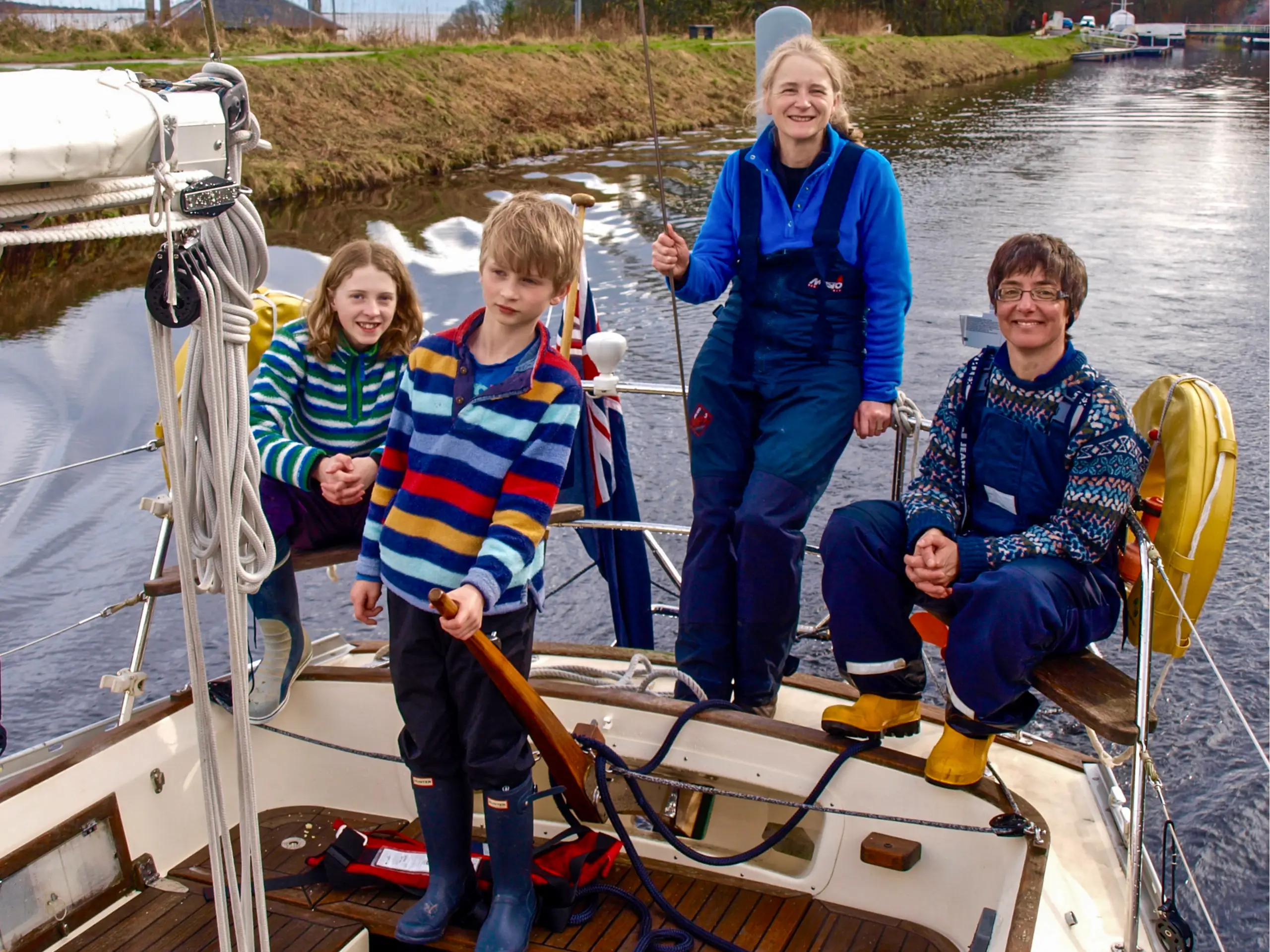 Easy family motoring through the canal